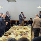 Empfang nach der Ordination: Zahlreiche Helferinnen und Helfer hatten das weit über die Gemeindegrenzen gelobte Büffett vorbereitet. Zuvor sprachen Gäste aus Politik, Gesellschaft und Kirche Grußworte.