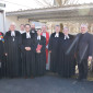 Gruppenfoto zum Ordinationsgottesdienst: Regionalbischof Klaus Stiegler (Dritter von links) nimmt die Ordination von Pfarrer Philipp Fischer (Fünfter von links) vor. Dekanin Ulrike Dittmar (Siebte von links) führt ihn in die Kirchengemeinde ein.