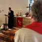 Diakon Jürgen Weich und Pfarrer Philipp Fischer (li.) gestalteten den Gottesdienst