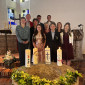 Gruppenfoto mit Konfirmanden und dem Kirchenvorstand