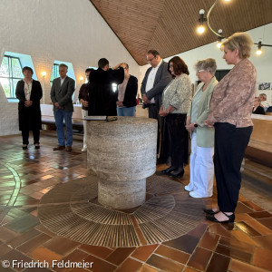 Die Jubelkonfirmanden 2026 bekommen Gottes Segen von Pfarrer Fischer zugesprochen