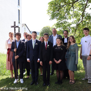 Die Konfirmanden 2026 mit Kirchenvorstand und Pfarrer Fischer.